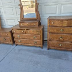 Vintage Bedroom Set In Good Condition 