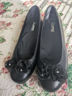New black shoes Size 7,5, Color Black Prise negotiable