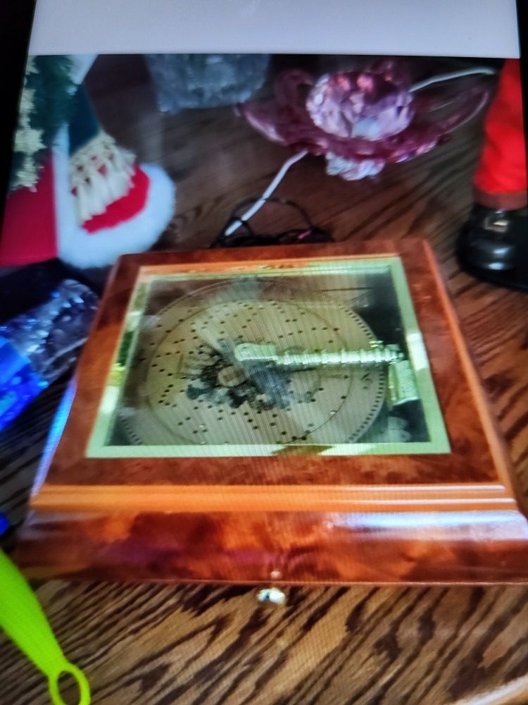 Christmas music box sixteen discs Plug it in electric works , perfect glass top wood bottom , not a scratch on it , perfect one hundred dollars