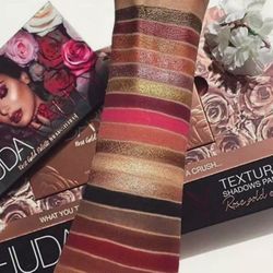 Huda Beauty rose gold remastered Eyeshadow Palette