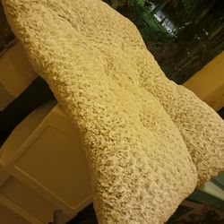 NEW SOFT FLUFFY 34IN LONG PET BED 9 FINAL PRICE