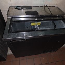 Enfriador de botellas horizontal o enfriador de vasos (glass chiller) de la marca comercial Continental