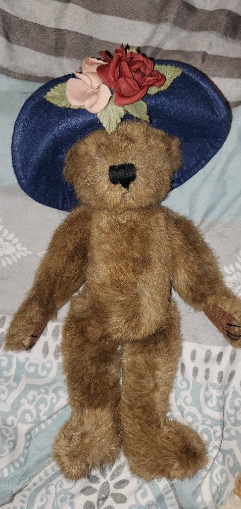 Boyds Bear Aunt Yvonne DuBeary #1364 Artisan Series Brown With Hat.
Does not have scarf.