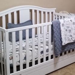 Graco Solano 4 in 1 Convertible  Crib and Changer  w/pad + New Mattress & Sheets