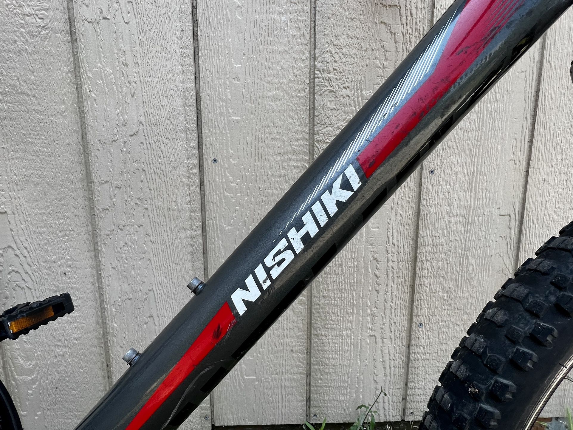 Nishiki 26" Hybrid Mountain Bike / 20" Frame & 21Speed / Front