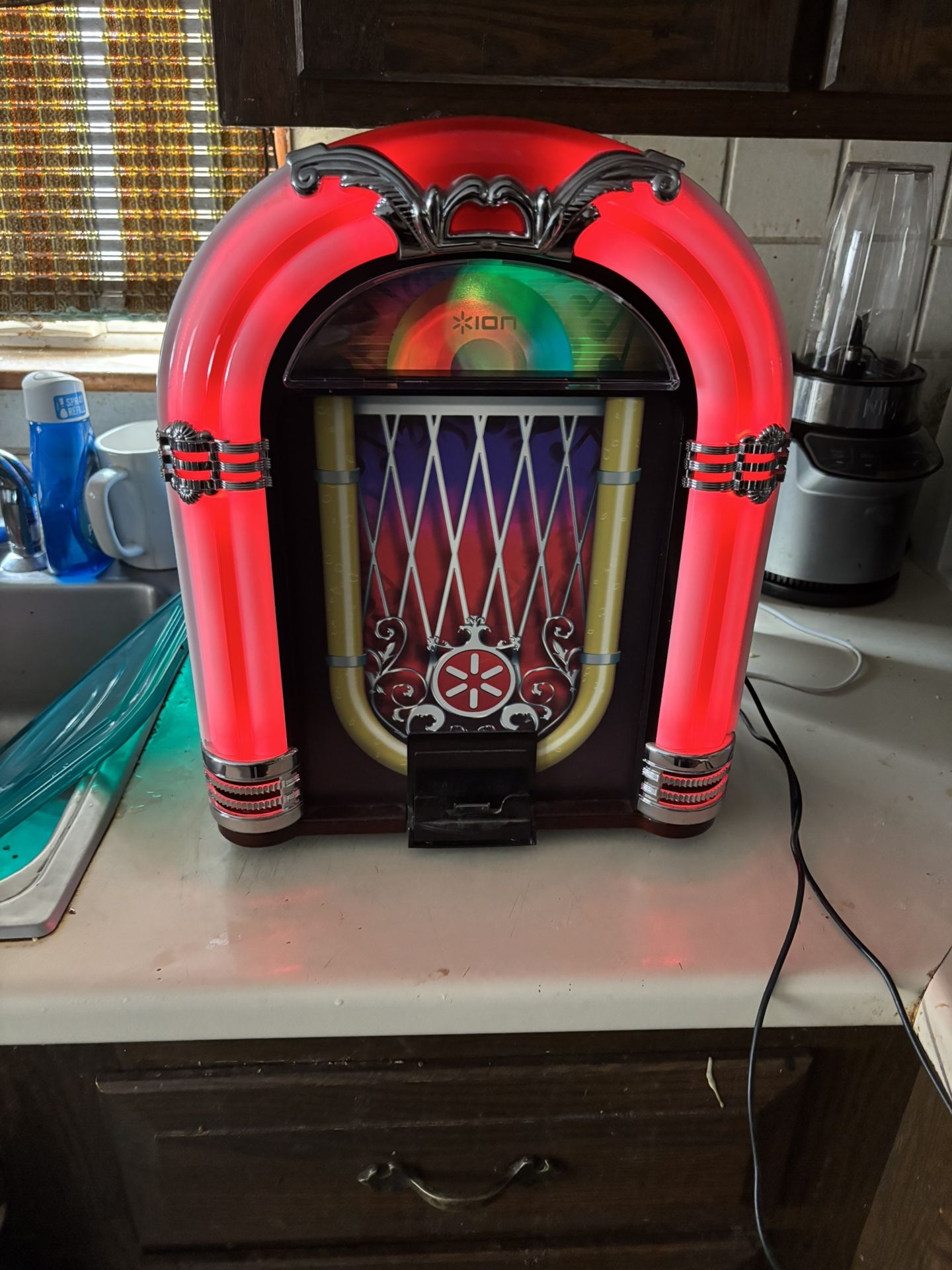 lon Jukebox Dock Retro Speaker Dock for iPad iPhone and iPod & Aux Input