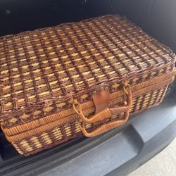 Picnic Basket w/Plates and Utensils 