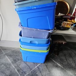 12 Rubbermaid Totes