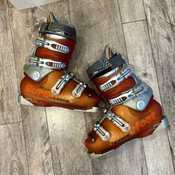 LANGE SKI BOOTS SIZE 25.0