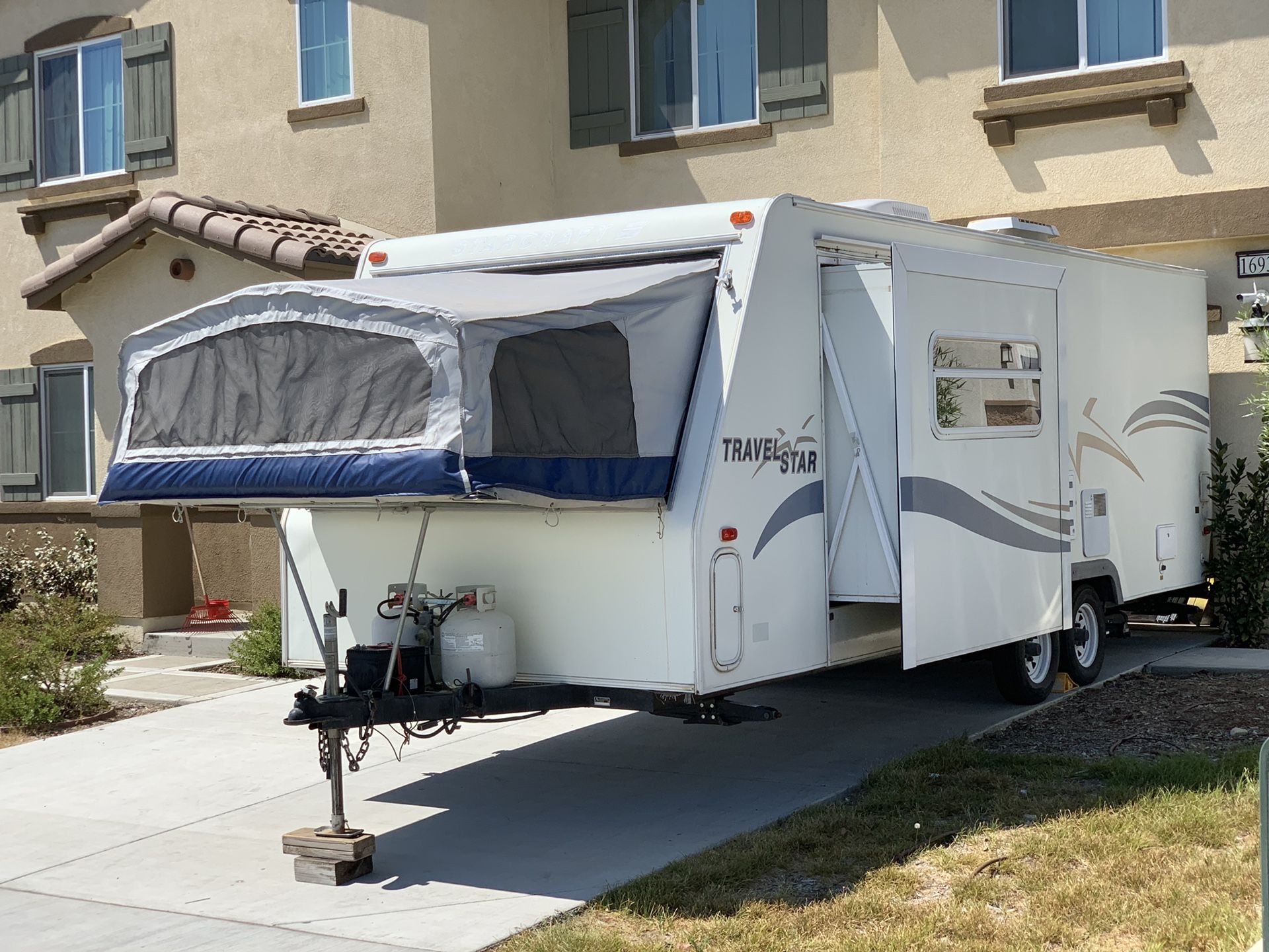 2002 Starcraft Hybrid Trailer 23 FT. W/ 2 Pop Outs & Slide Out