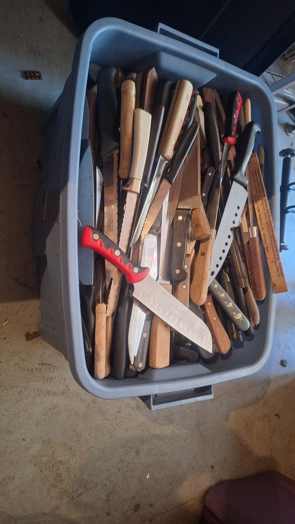 RUBBERMAID TUBE FULL OF KITCHEN KNIVES $150 BUCKS