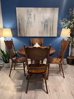 Beautiful Wood Dining Set Great Condition!!! Table with Leaf and 4 Chairs! I Can Deliver.