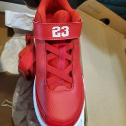 JORDAN'S  Max Aura 3 Size 2Y