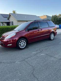 2008 Toyota Sienna • XLE Woodland Edition Van 4D