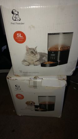 Automatic pet feeders