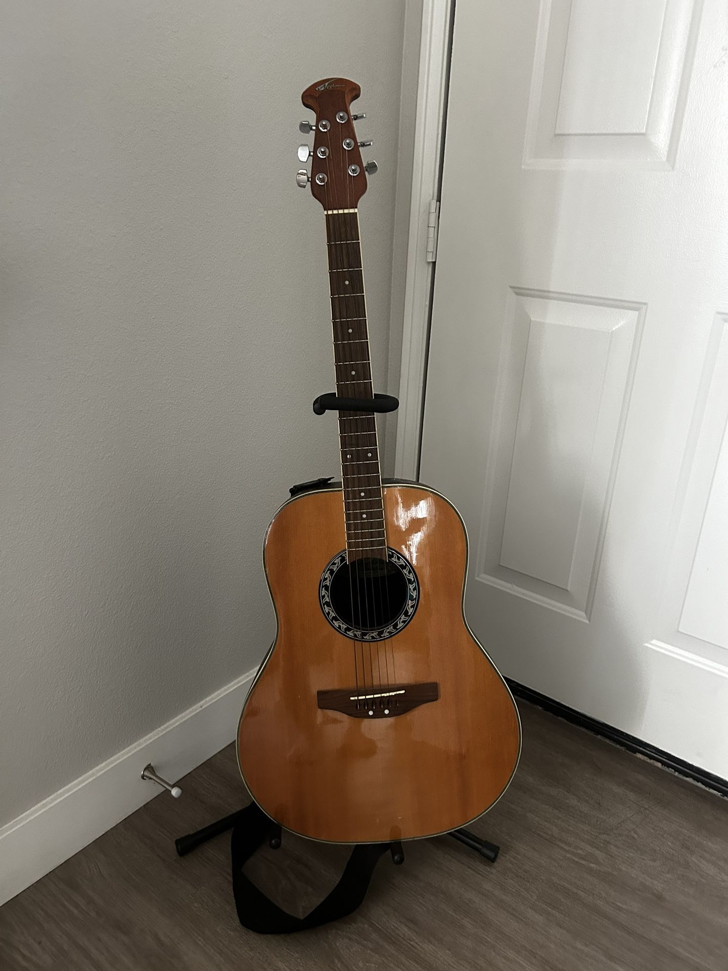 Ovation Applause Roundback Accoustic Guitar