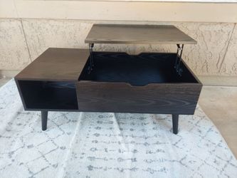 Lift Top Coffee Table, Lots of Storage, Easy To Open, Clean, Like New, Great For Small Spaces