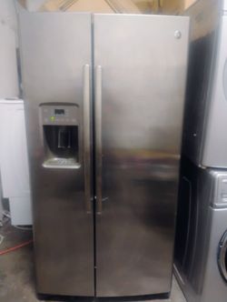 G E Refrigerator 36w 32d 69h
