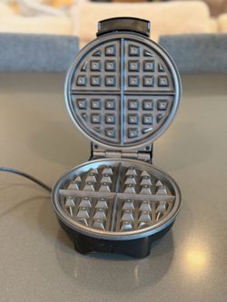 Oster Belgian Waffle Maker (CKSTWF2000) – Great Condition