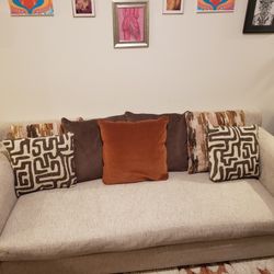 1 Year Old Glenwood Springs Couch from Rooms 2 Go 