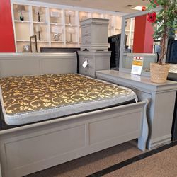 7866... Queen Bed, Dresser And Mirror, Chest And Nightstan 