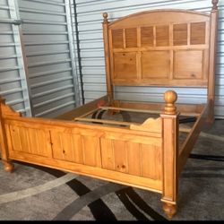 DELIVERY 🚚😃Solid Wood Queen Bed Frame! 