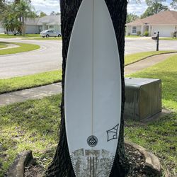 Surfboard 5’7 DOMINION 