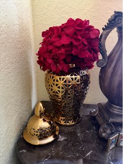 Búcaro decorativo dorado con flores