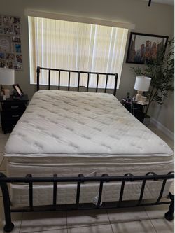 Cama Queen con colchón y bastidor