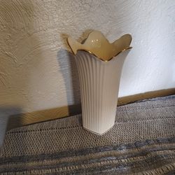 Vintage Discontinued Lenox Scalloped Rim Vase With 24 K Gold Trim 