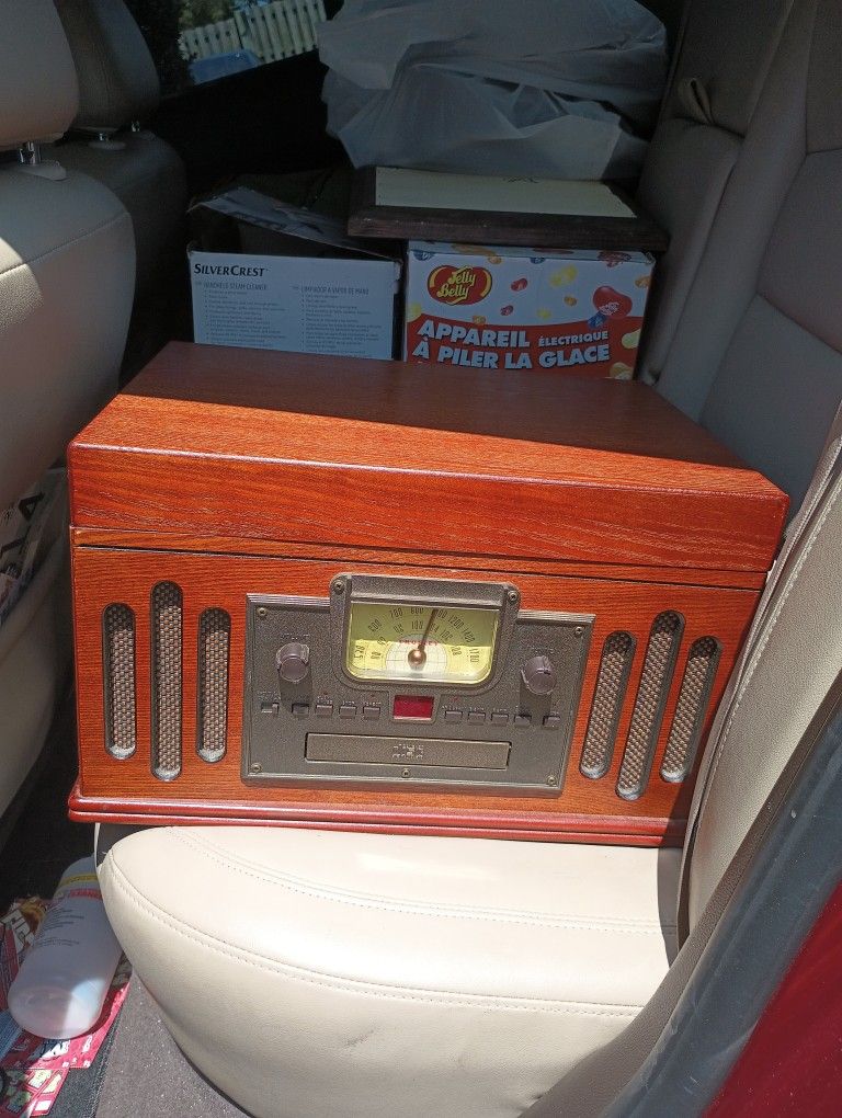 Crosley Vintage Record Player (BLUETOOTH/CD/CASSETTE/RADIO)