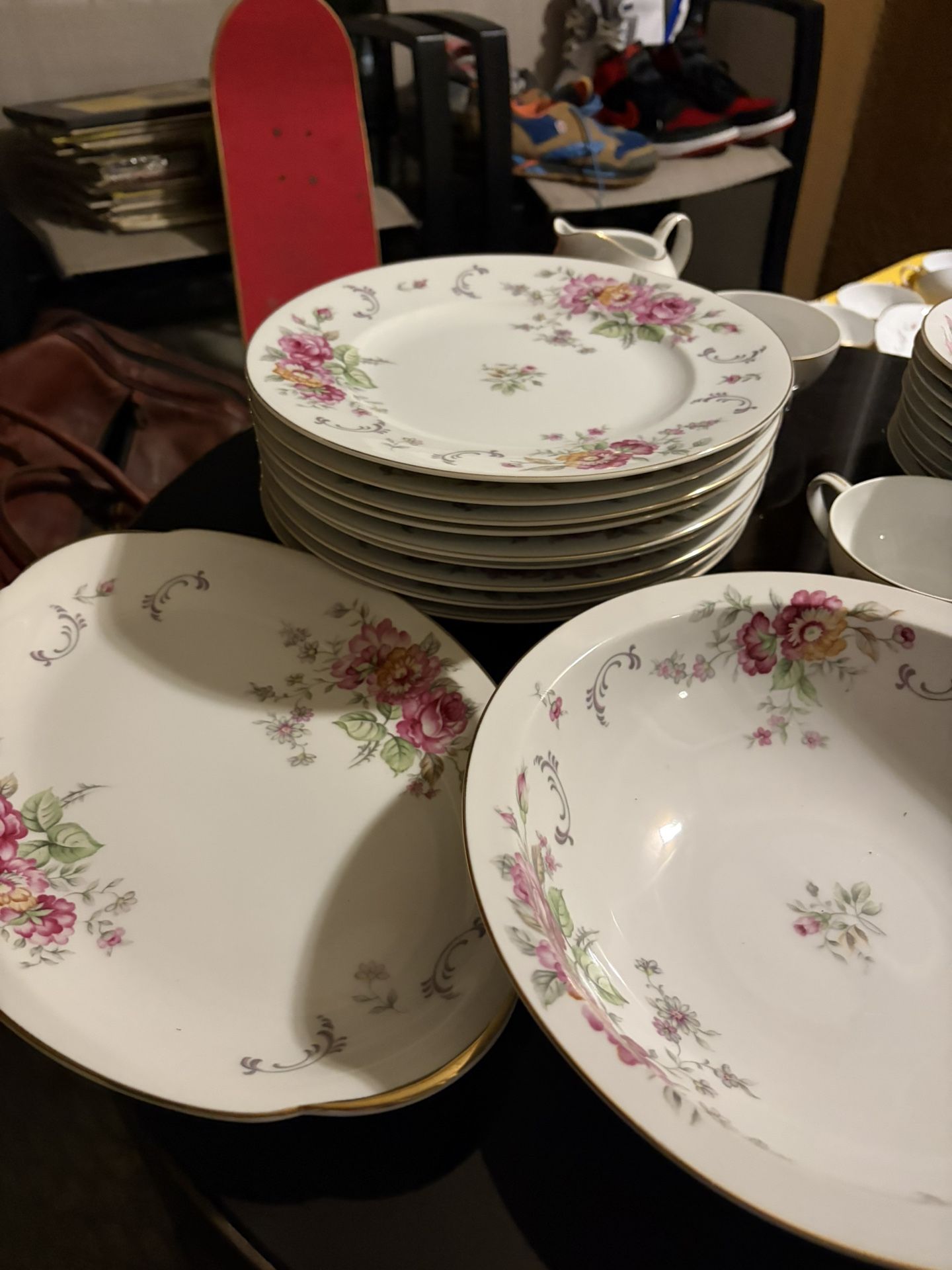 Full Fine China Set 75 + Pieces Plates Bowls Tea Cups Floral / White