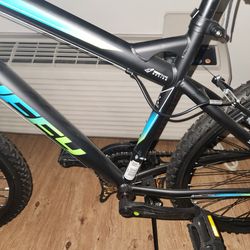Mens HUFFY mountain Bike 18 Speed Moved From House To Apartment,  No Room.  120.00 OBO 