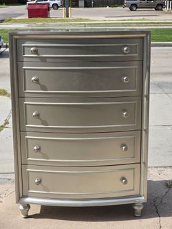 DRESSER