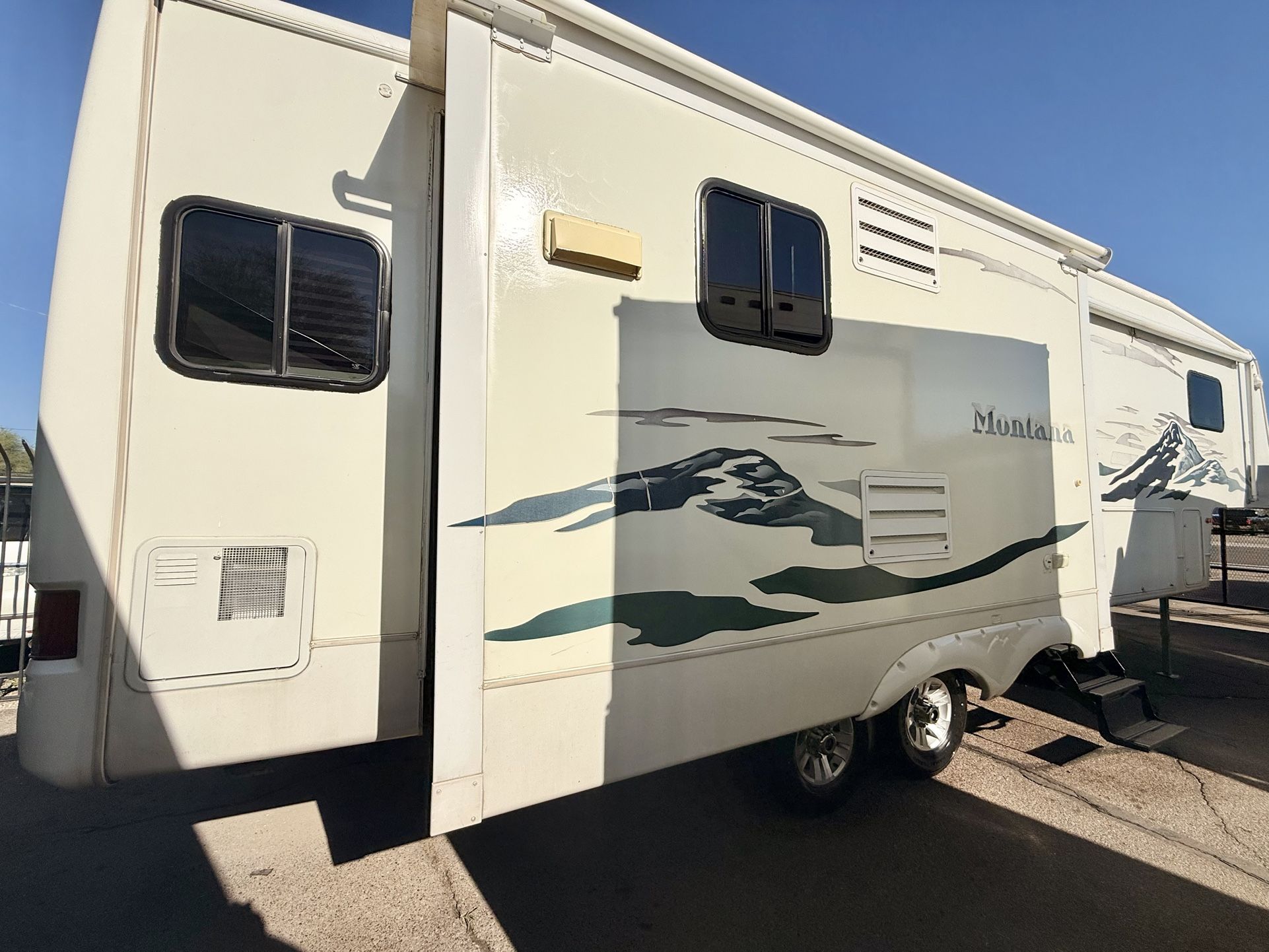 2005 Keystone RV Montana 34Ft With 3 Slideouts Very Nice Must See