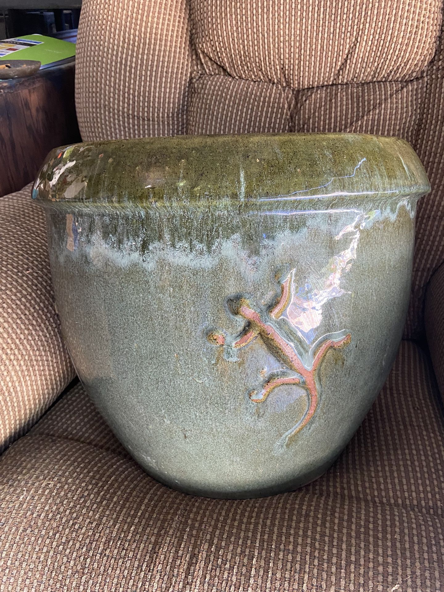 Large Ceramic Flower Pot With Embossed Lizards All Around!!