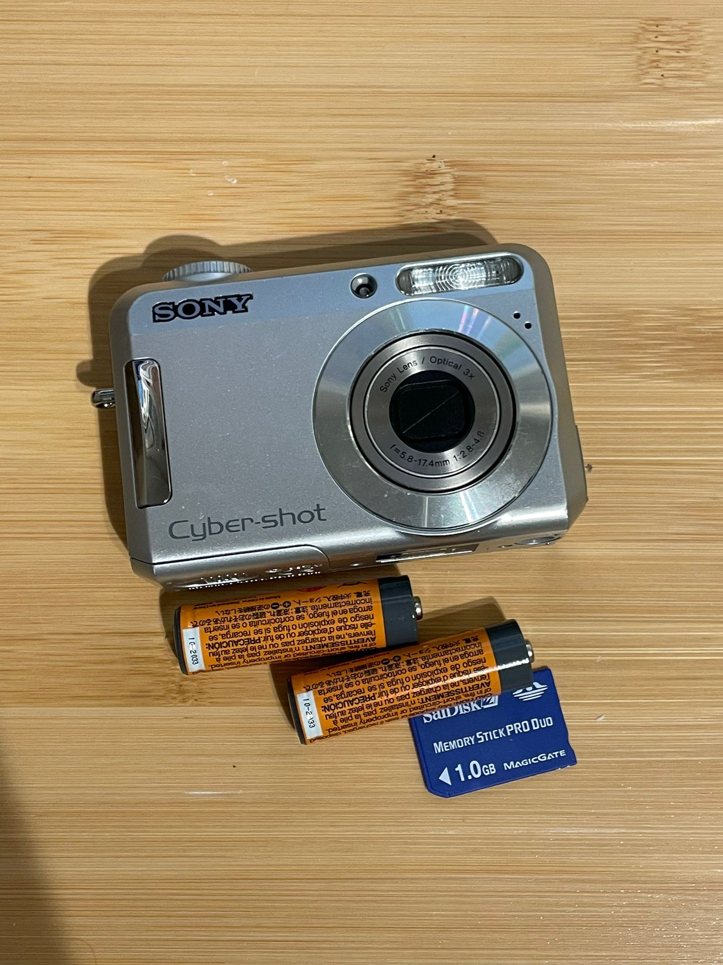 sony cybershot dsc-s650 digital camera 7.2 MP Tested Works  flash zoom video shutter all working. Includes batteries and memory card