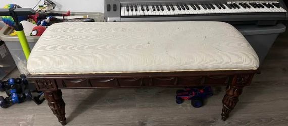 Free comfy bench.