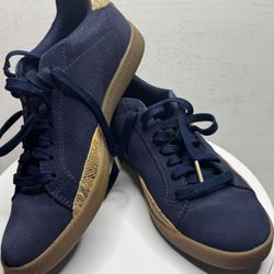 These are the Puma Vikky v3 women's sneakers in blue with gold details.