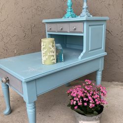 Pretty Side Table With Starfish 