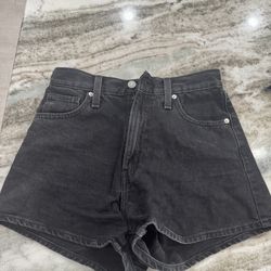 Levi’s High Waisted Mom Short size 26