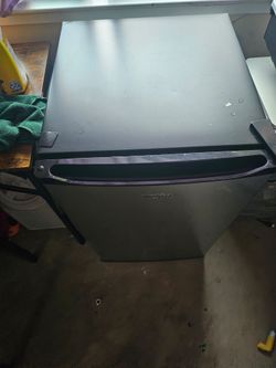 Mini fridge with freezer