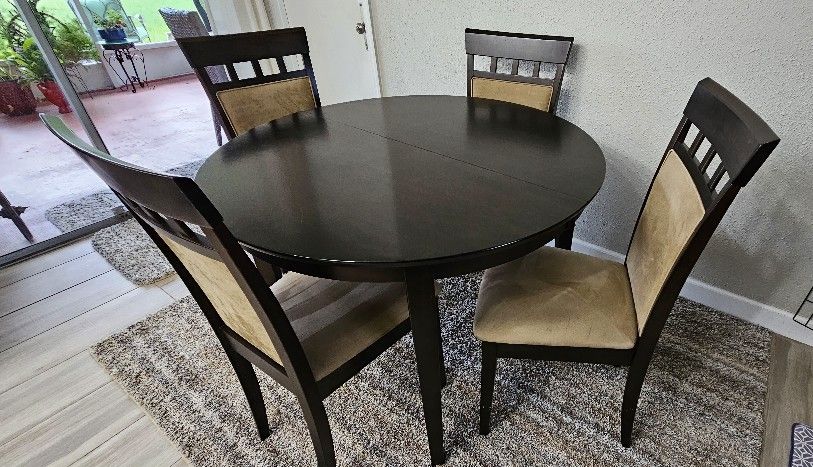 Elegant 5-Piece Dining Room Set. Great Condition