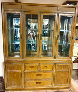 Authentic vintage Stanley Furniture lighted display china cabinet (Model 920-11 / 920- 21)