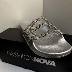 Fashion Nova Slipper Woman’s. Sizes 6- 11 Available $10