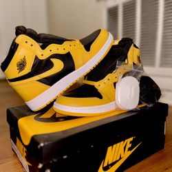  Air Jordan 1 Retro High OG “Pollen” sneakers.