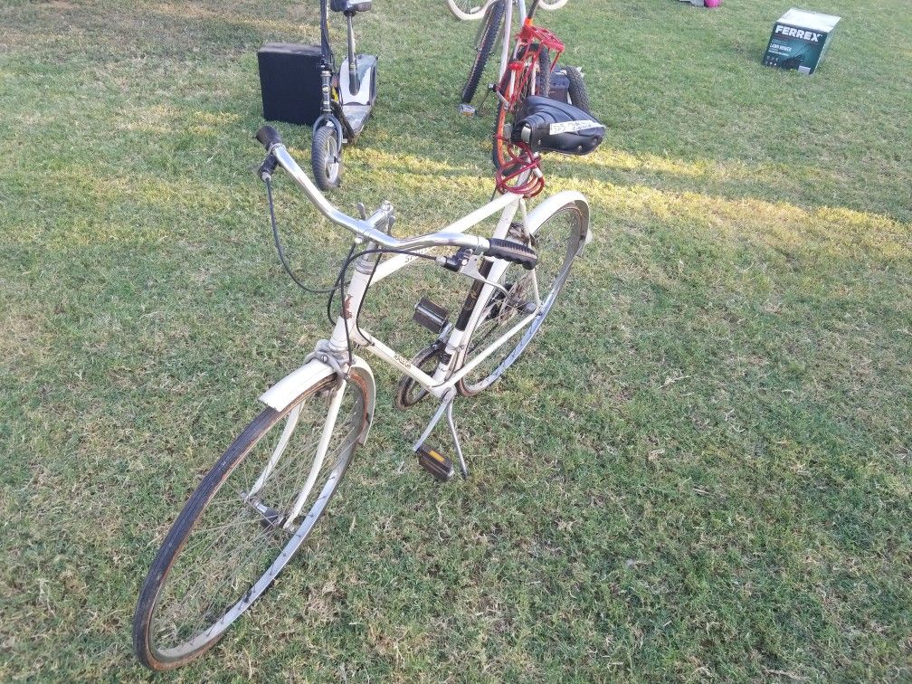 Vintage Raleigh Made In England, Needs Tires Tubes Ding On Rear Wheel Fan shop