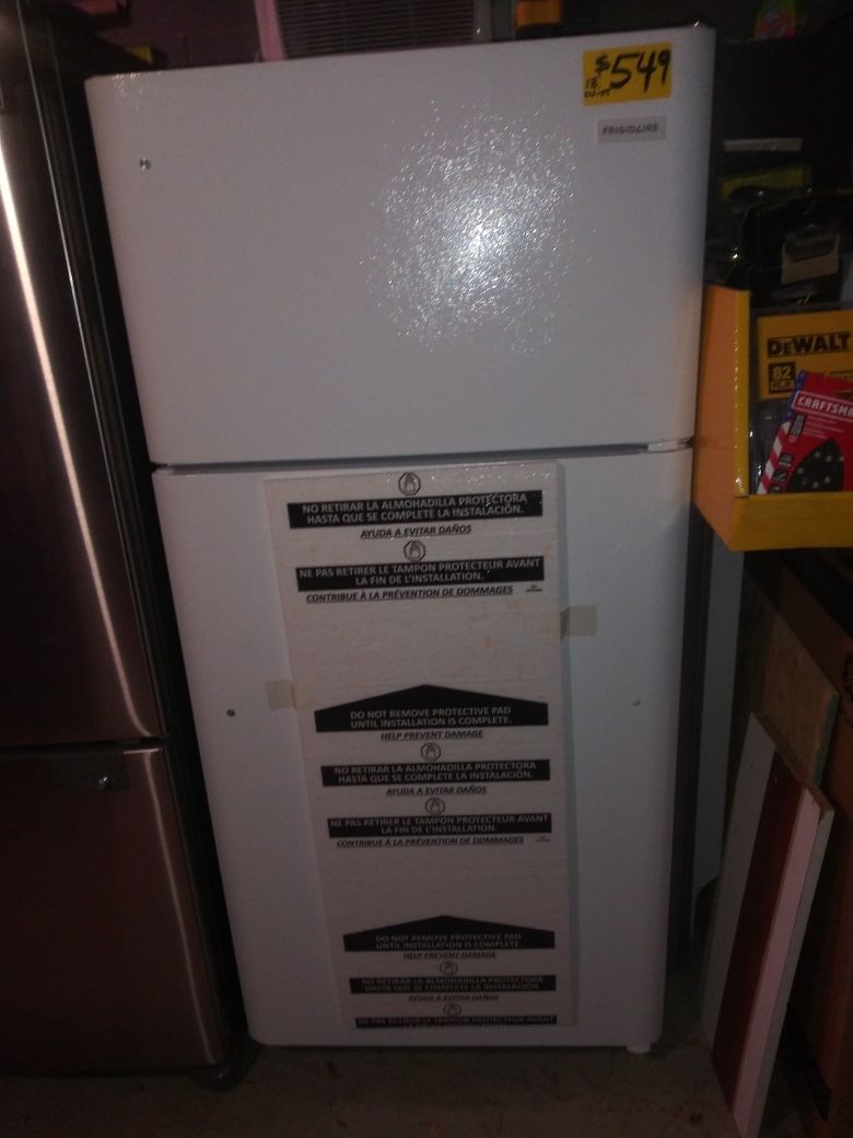 Frigidaire 18-cu ft Top-Freezer Refrigerator FFTR1814TW