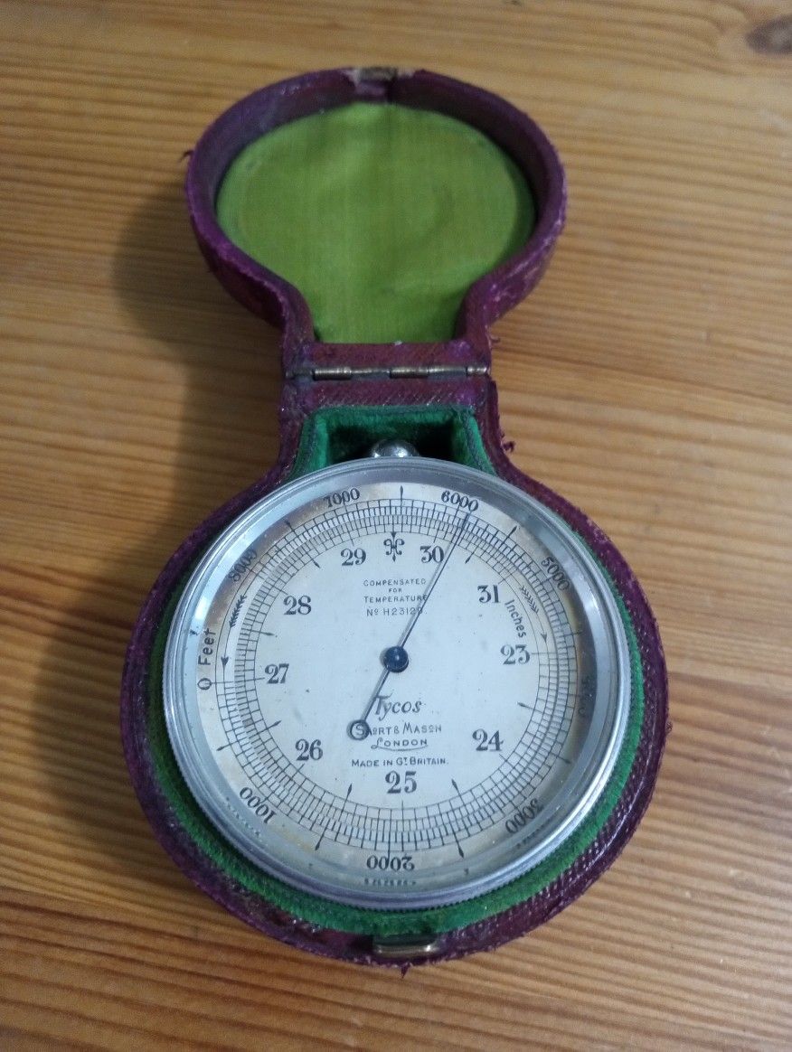 VINTAGE WW2 Compass/Barometer Made in  Great Britain 