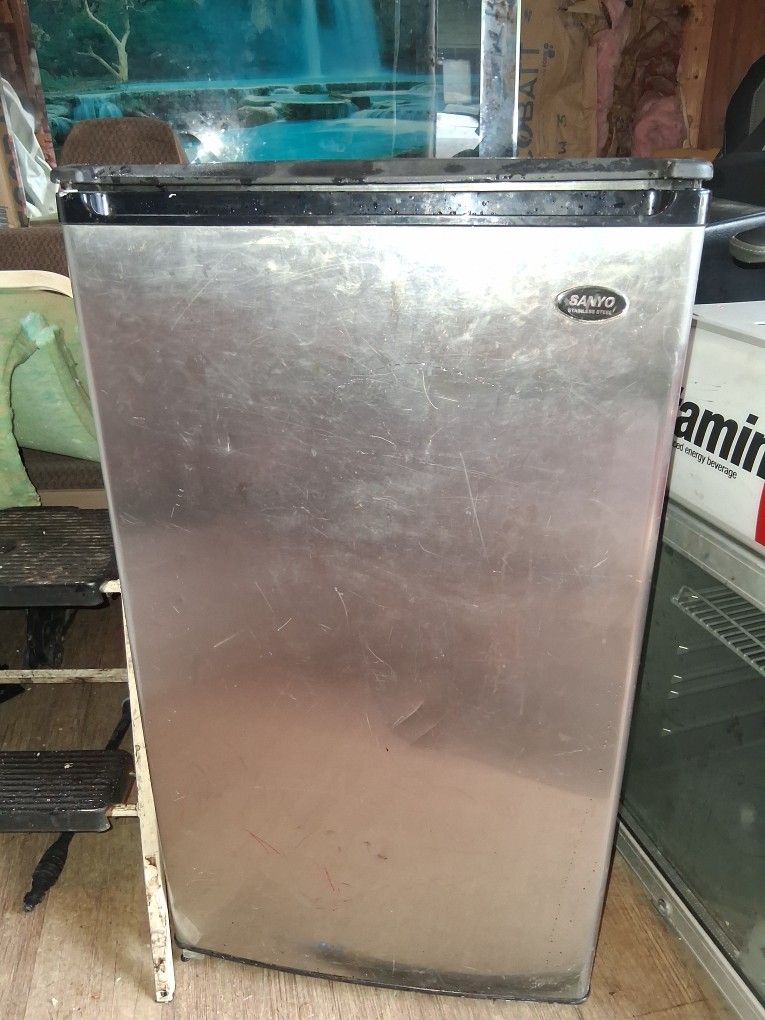 Sanyo Mini Fridge